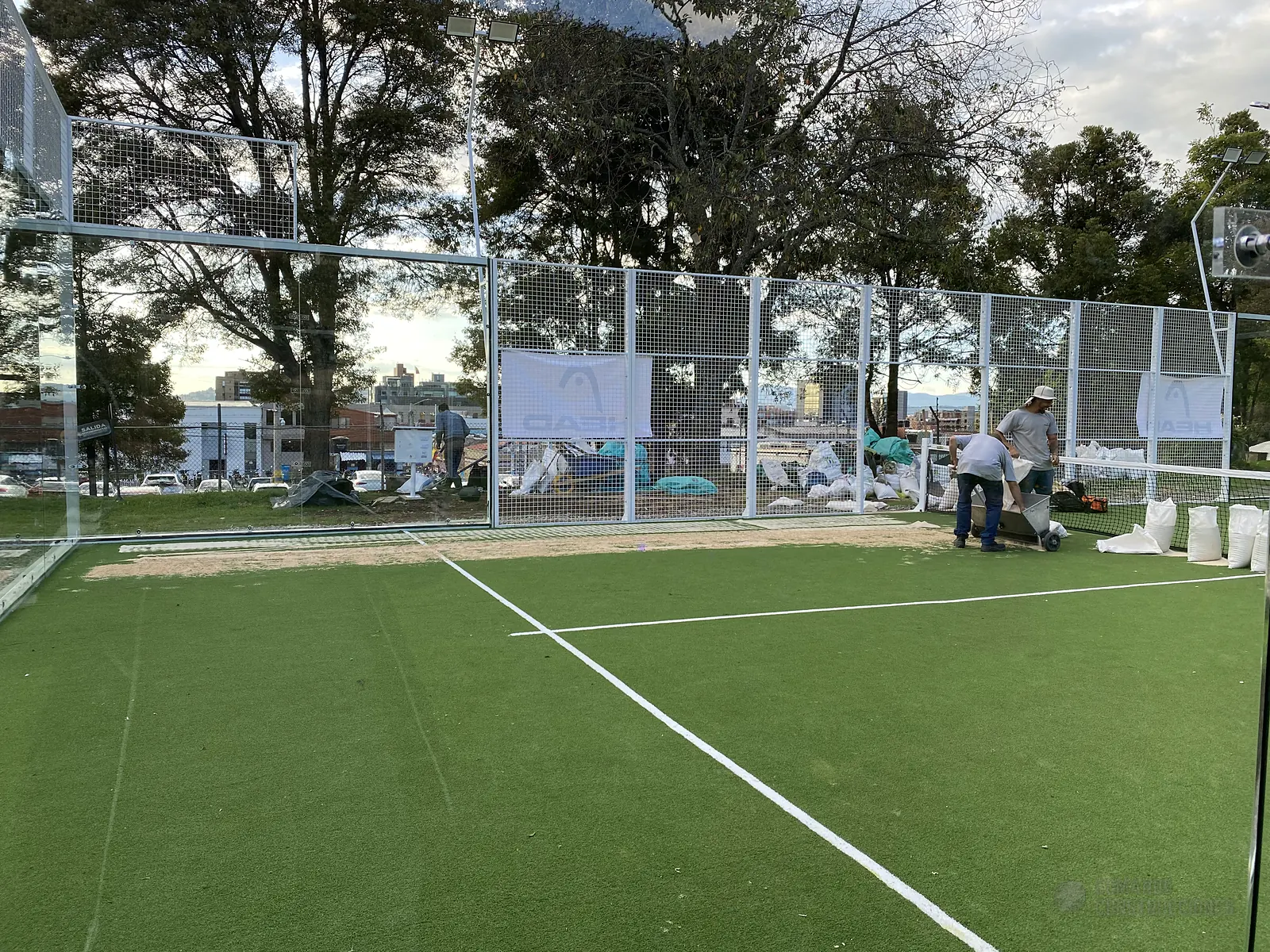 Detalle del césped sintético de una cancha de pádel