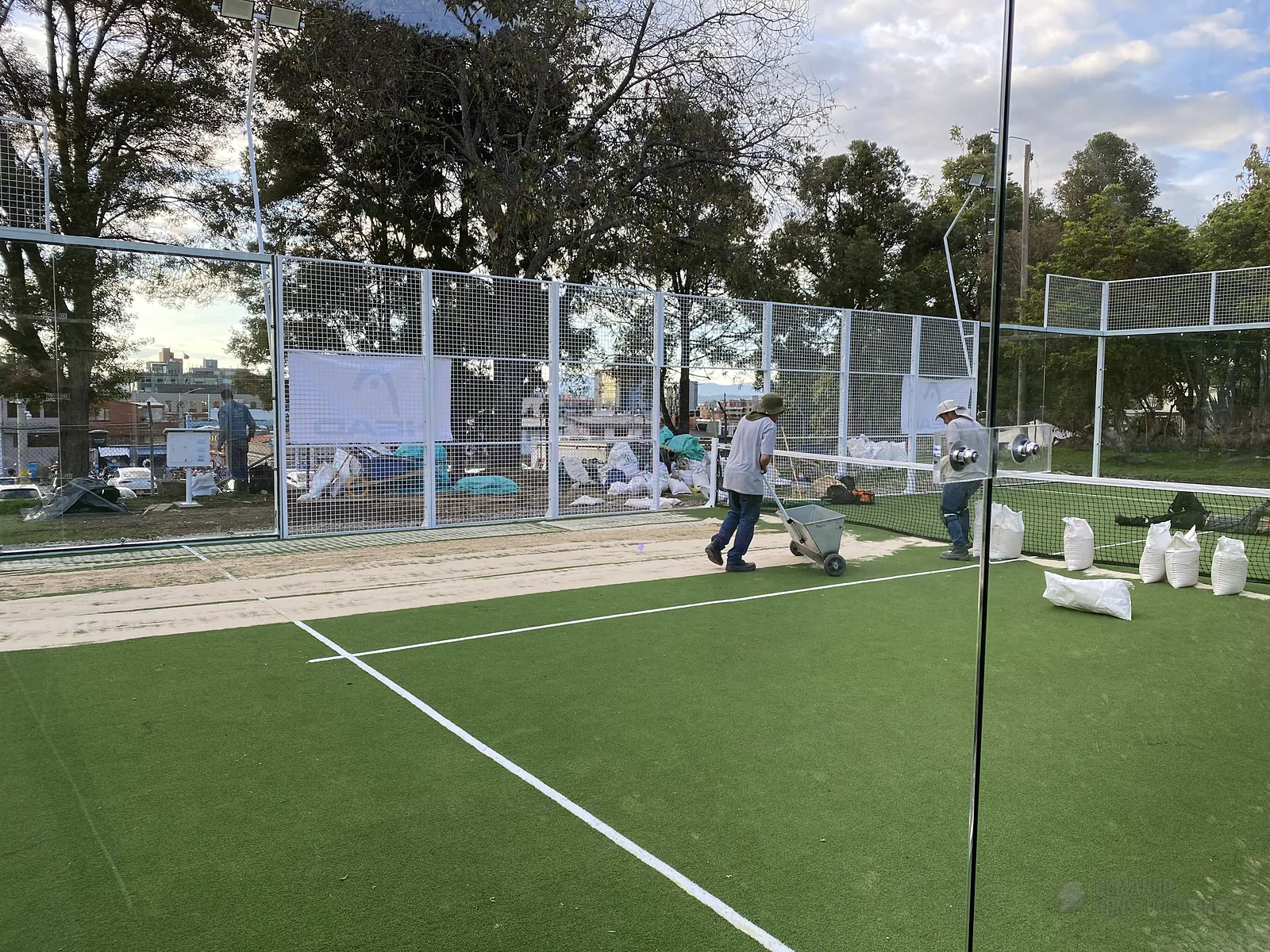 Arena de sílice sobre el césped sintético de una cancha de pádel