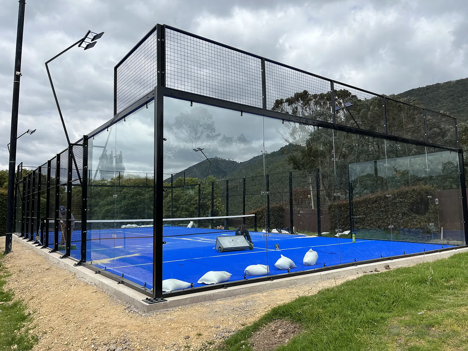 Líneas de juego sobre el césped sintético de una cancha de pádel