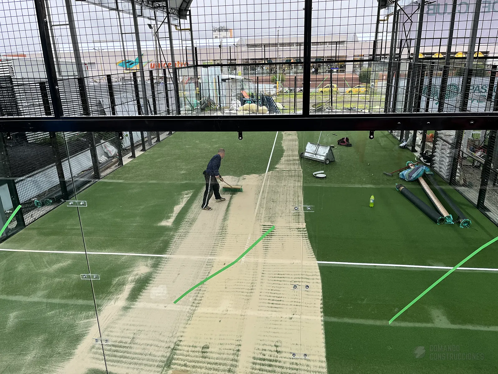 Extendido de césped sintético en una cancha de pádel
