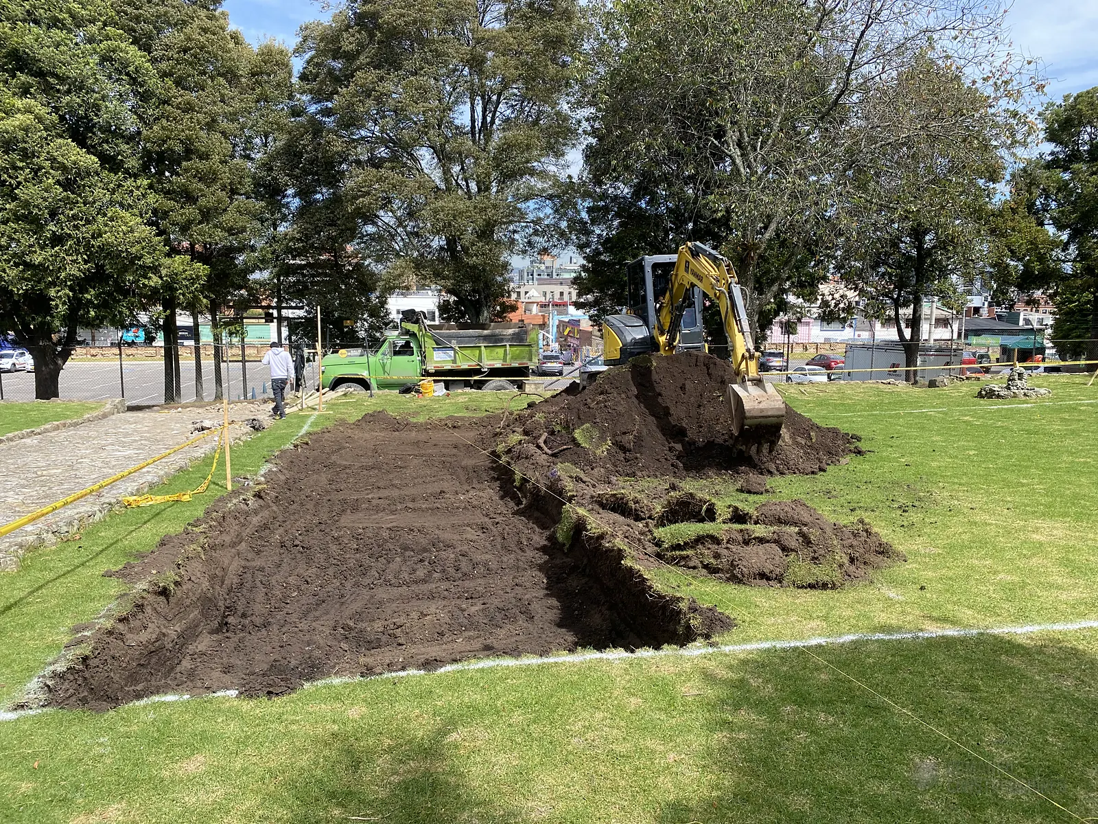 Fundida de concreto de la placa de una cancha de pádel