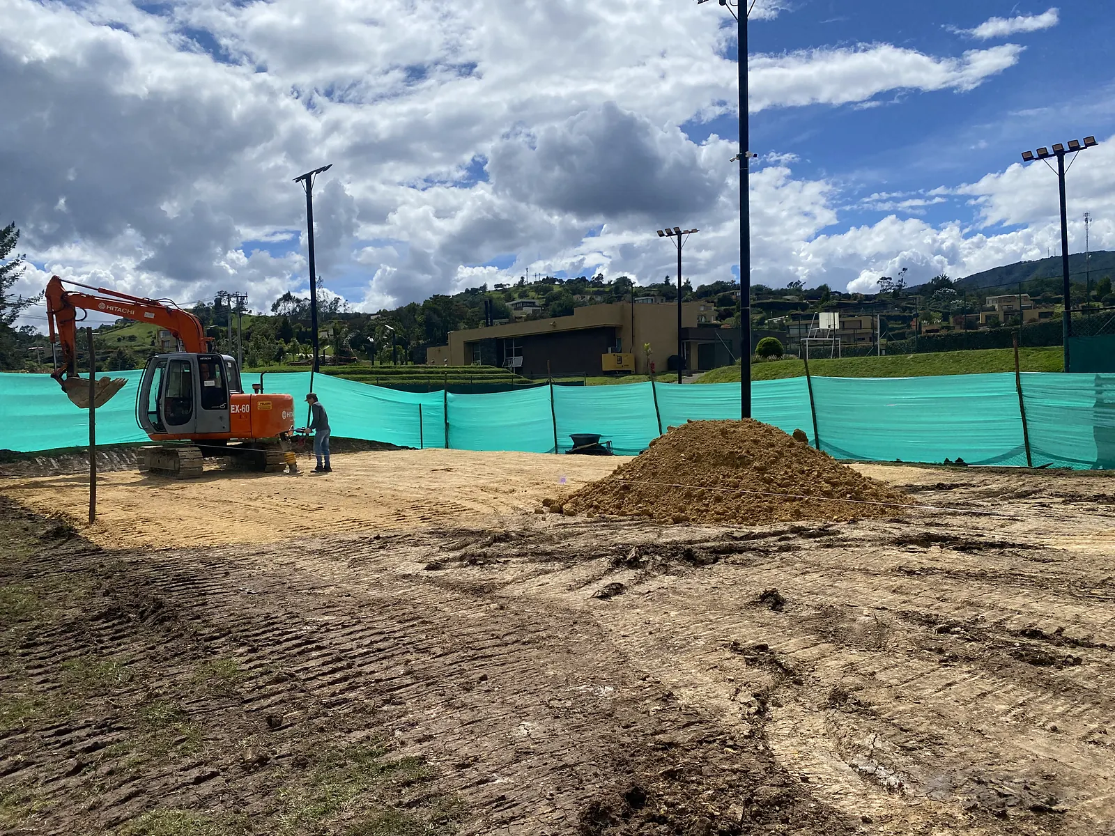 Fundida de concreto de la placa de una cancha de pádel