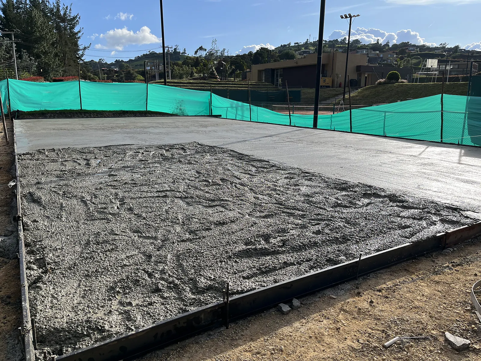 Fundida de concreto de la placa de una cancha de pádel