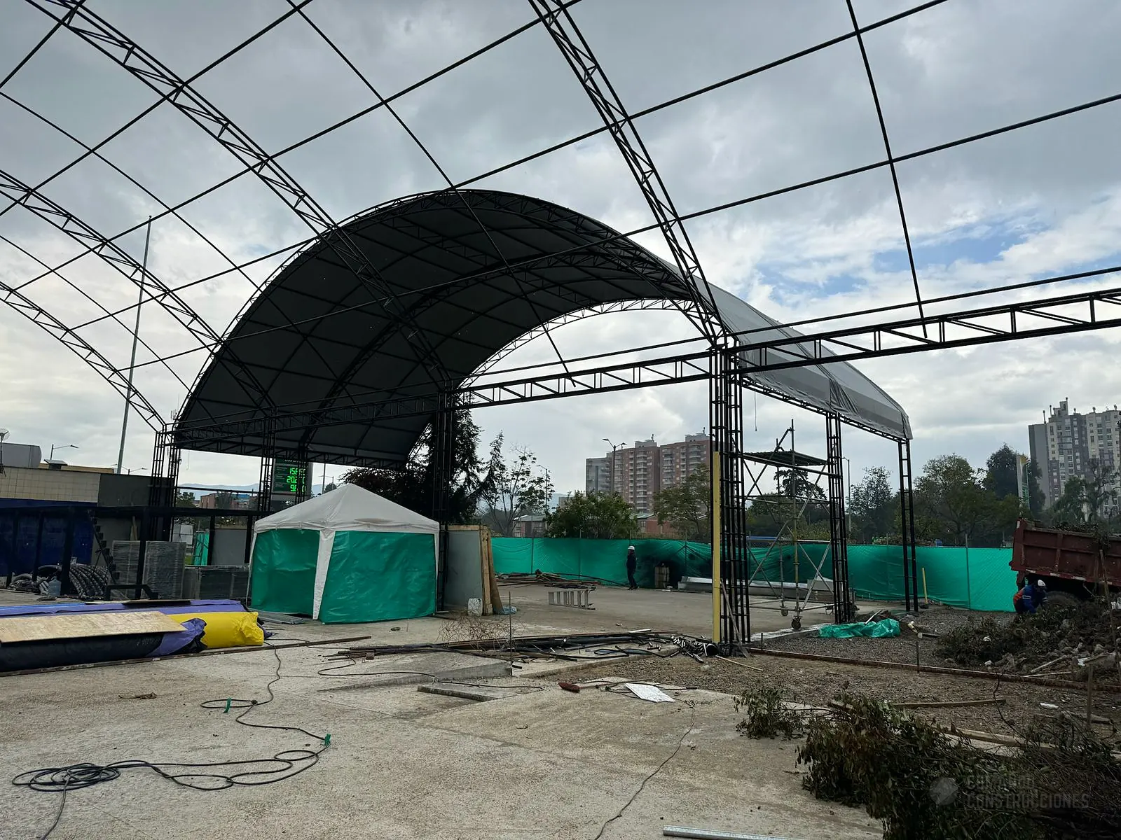 Soldadura de la estructura de una cancha de pádel