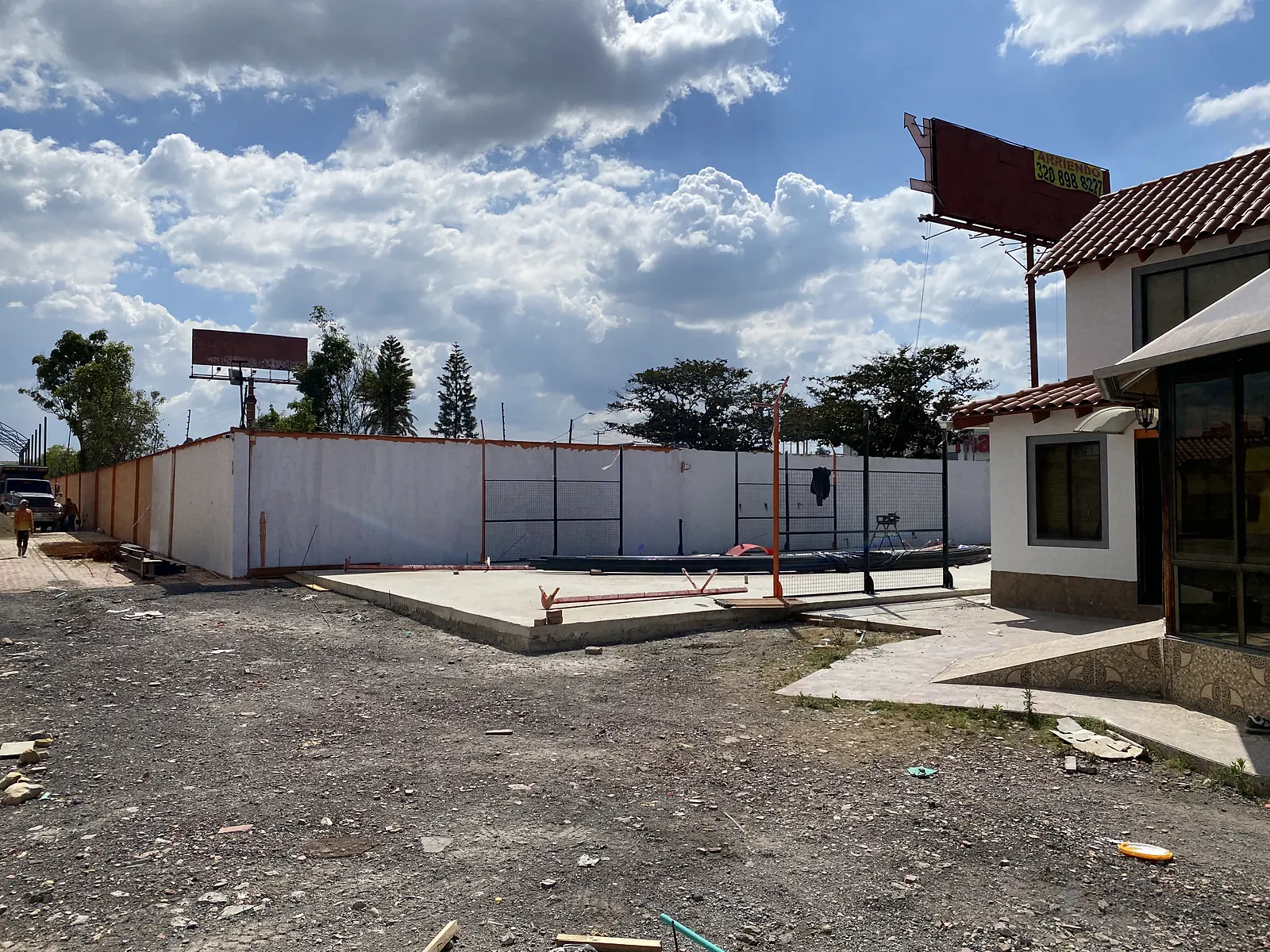 Pintura y acabado de la estructura de una cancha de pádel