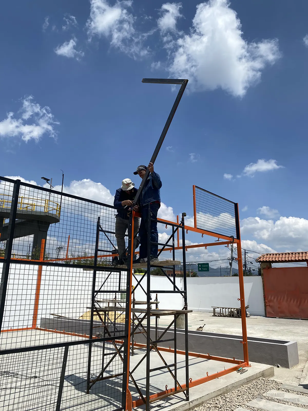 Fabricación de estructura metálica para cancha de pádel en el taller