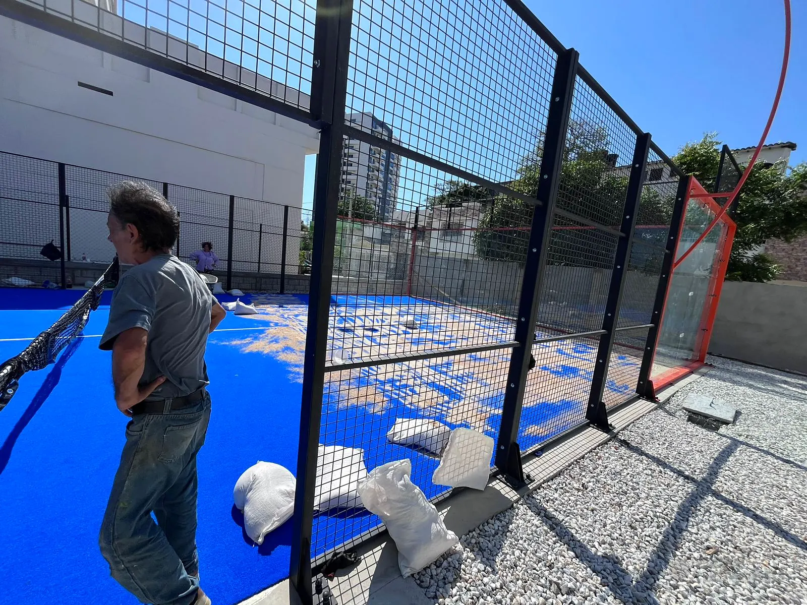 Montaje de la estructura de una cancha de pádel