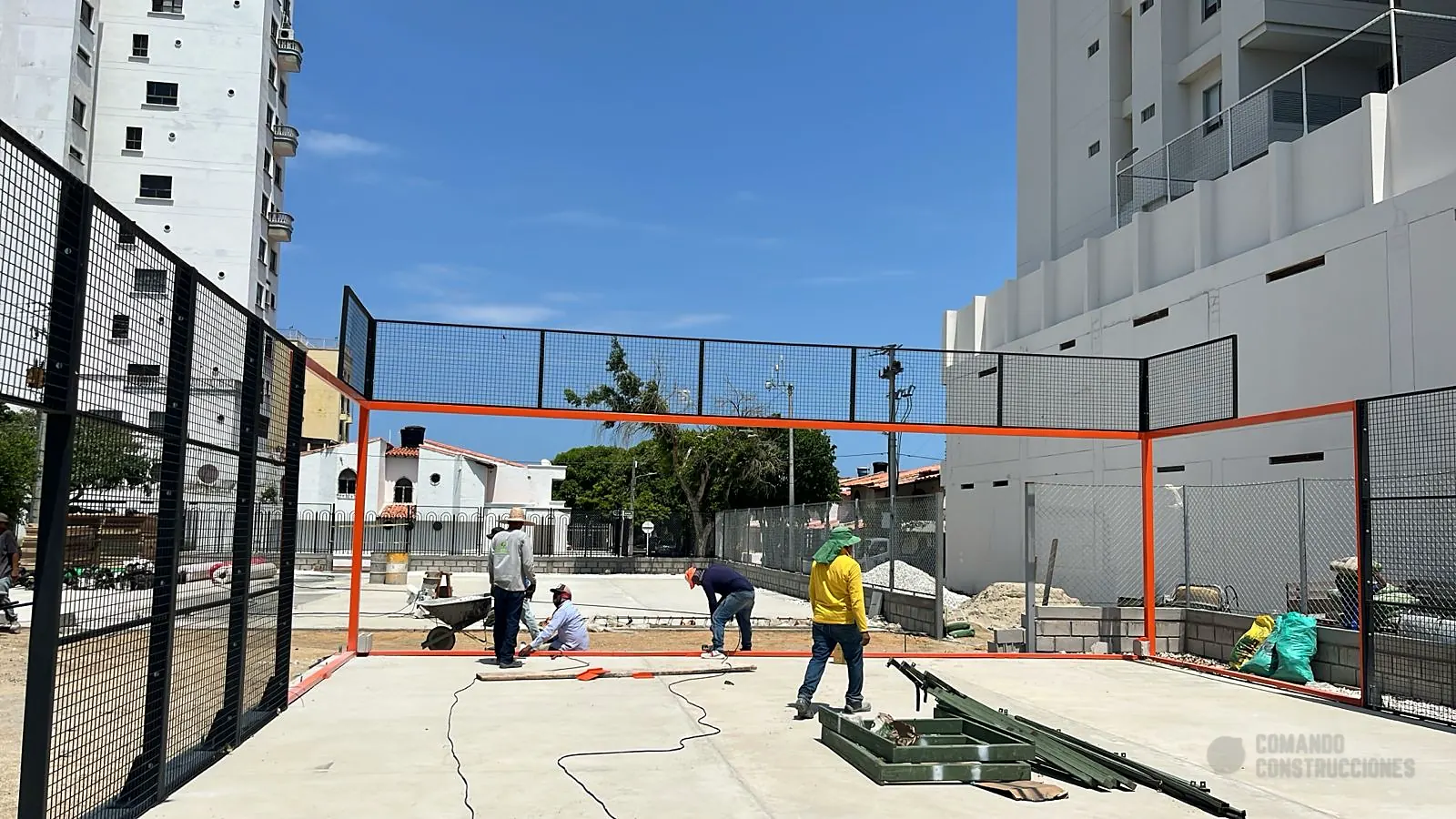 Instalación de los vidrios templados de una cancha de pádel