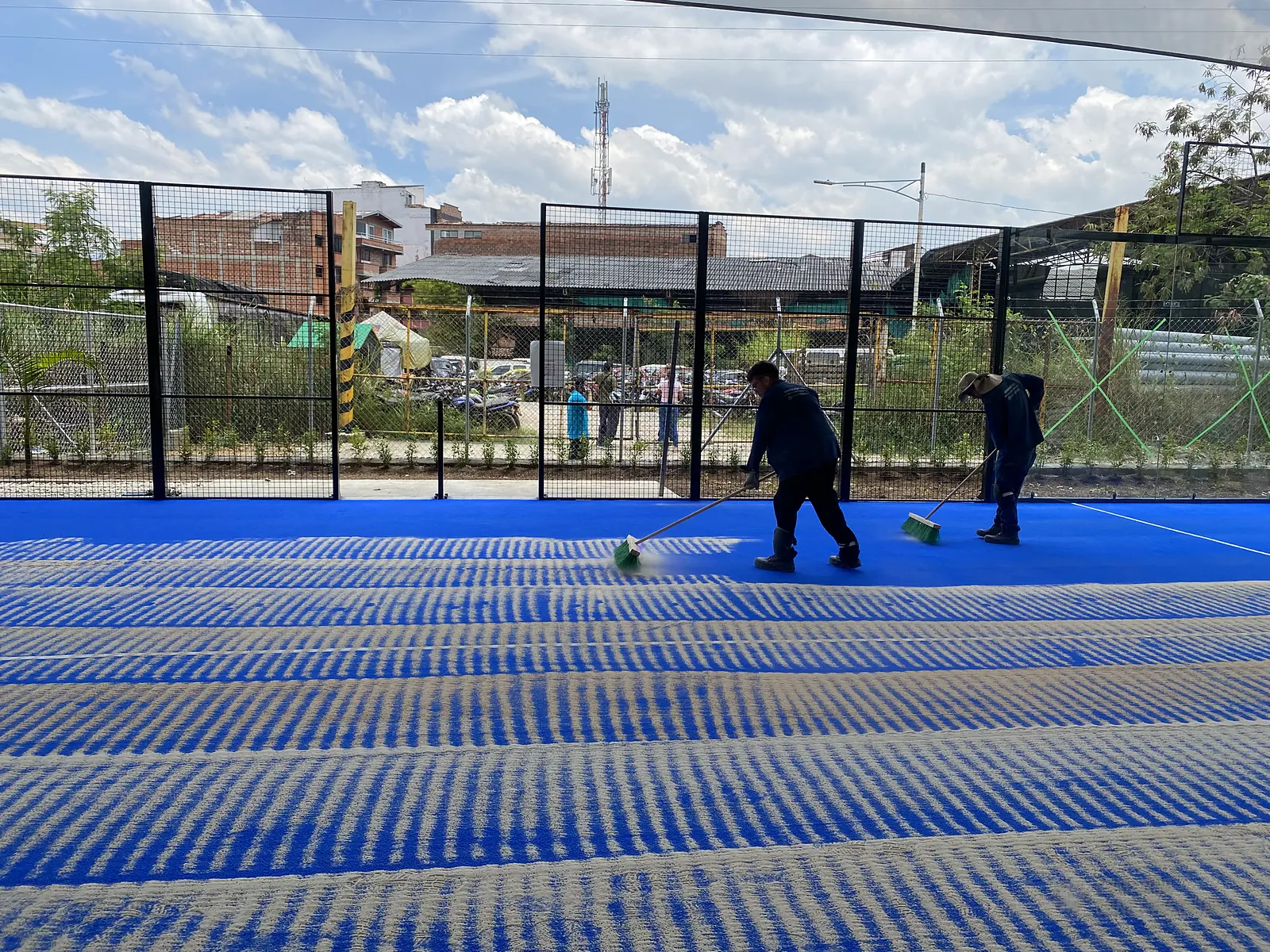 Montaje de la malla perimetral de una cancha de pádel
