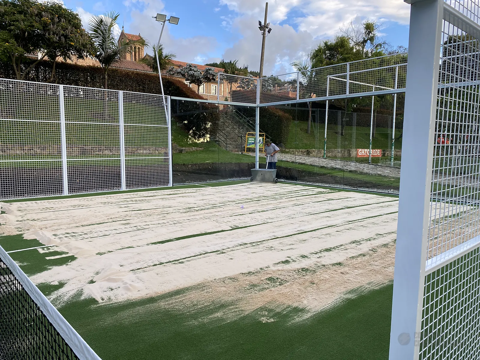 Instalación de una cancha de pádel por Comando Construcciones