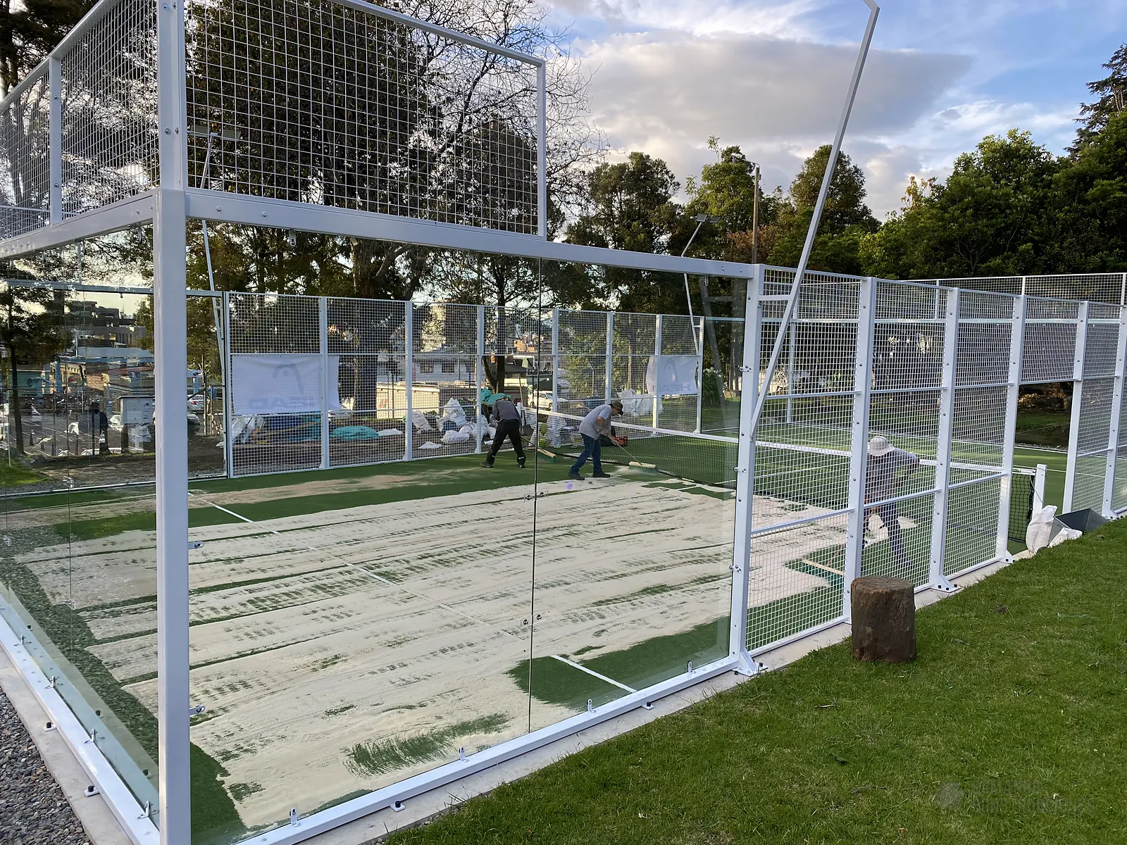 Montaje de la estructura de una cancha de pádel