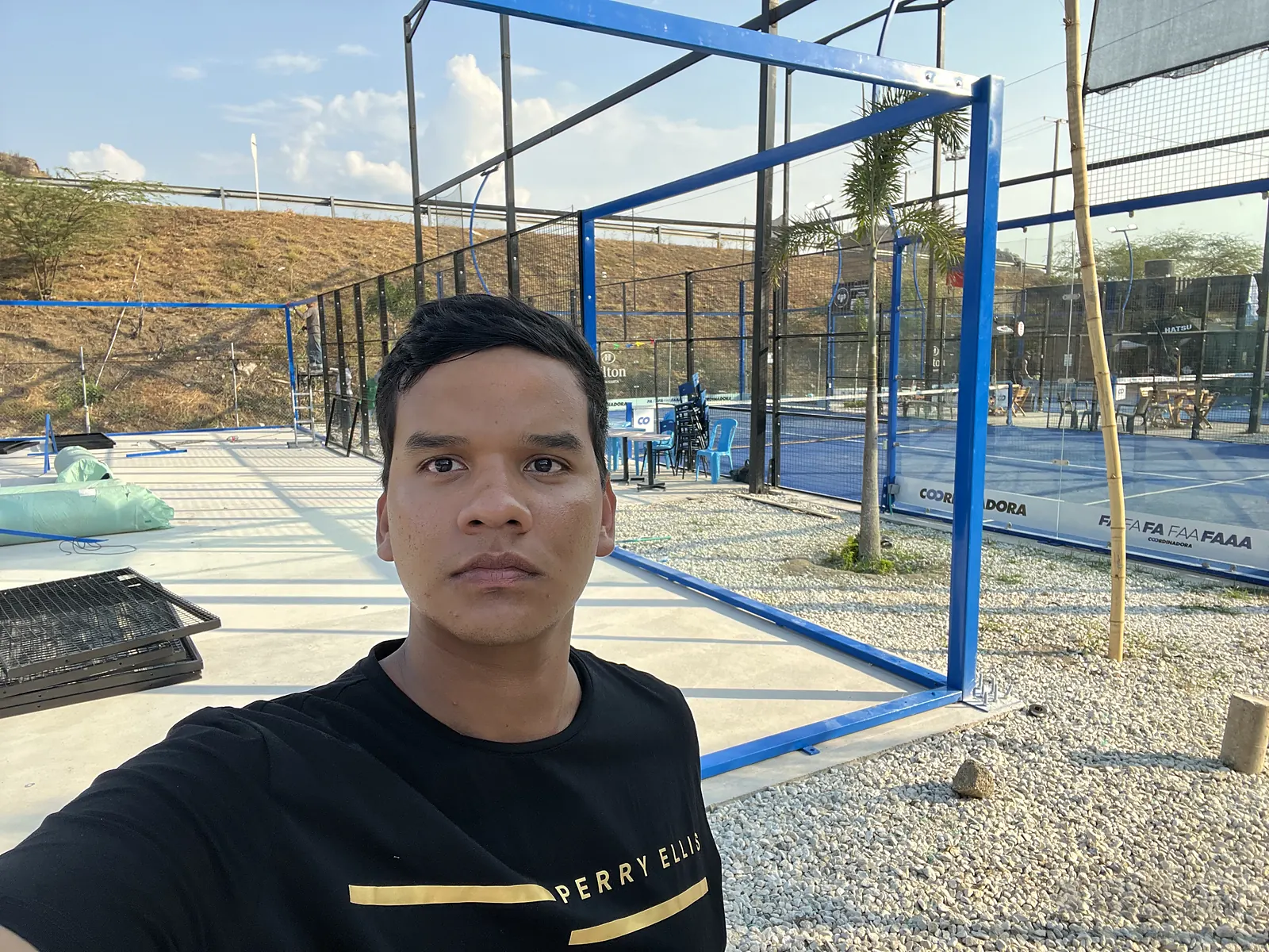Instalación de los vidrios templados de una cancha de pádel