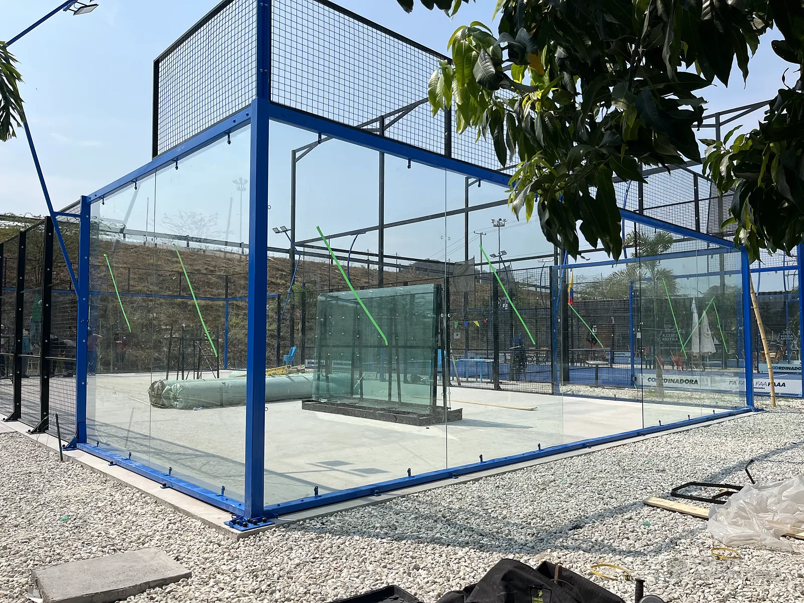 Montaje de la malla perimetral de una cancha de pádel