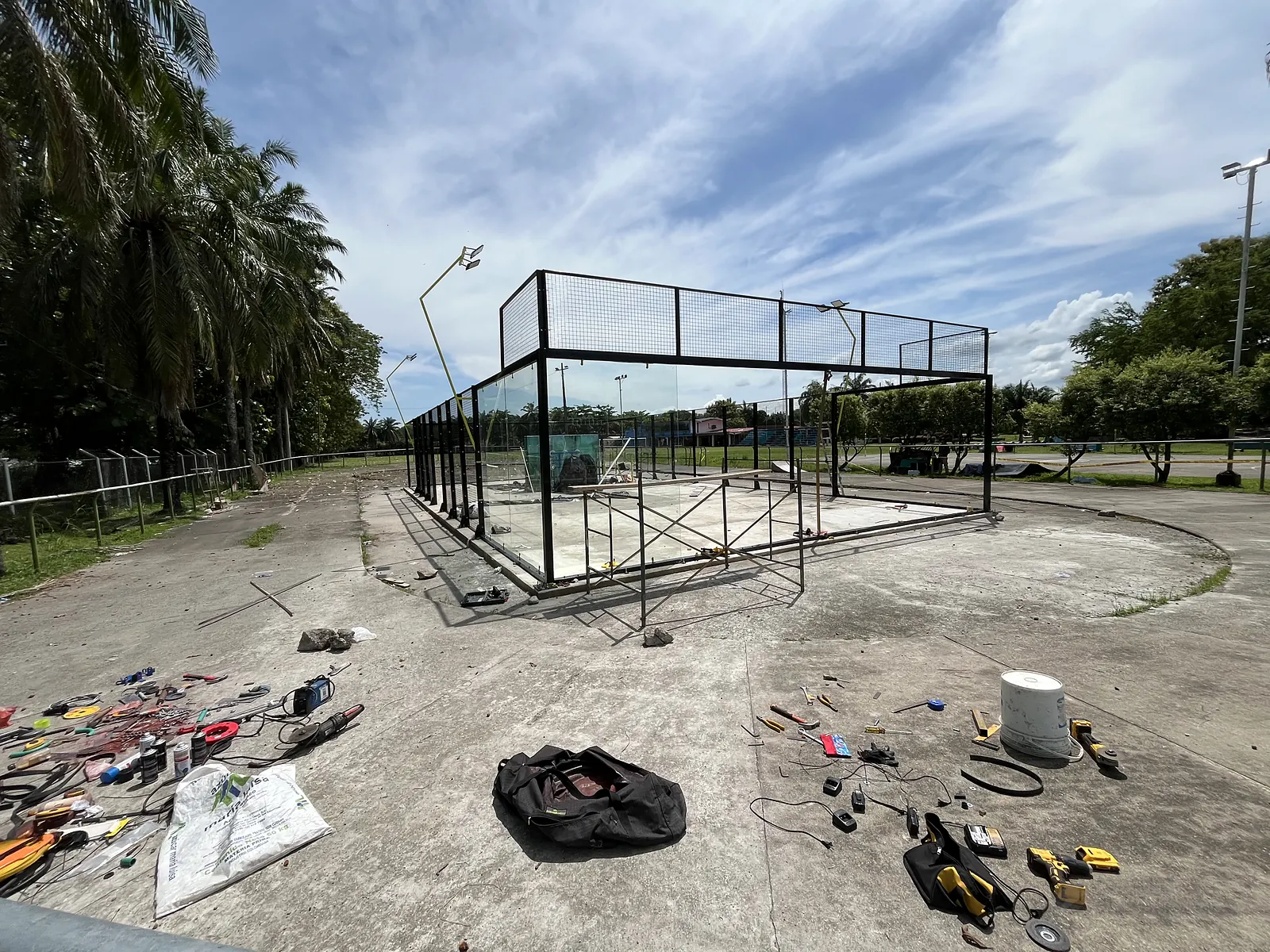 Instalación de una cancha de pádel por Comando Construcciones