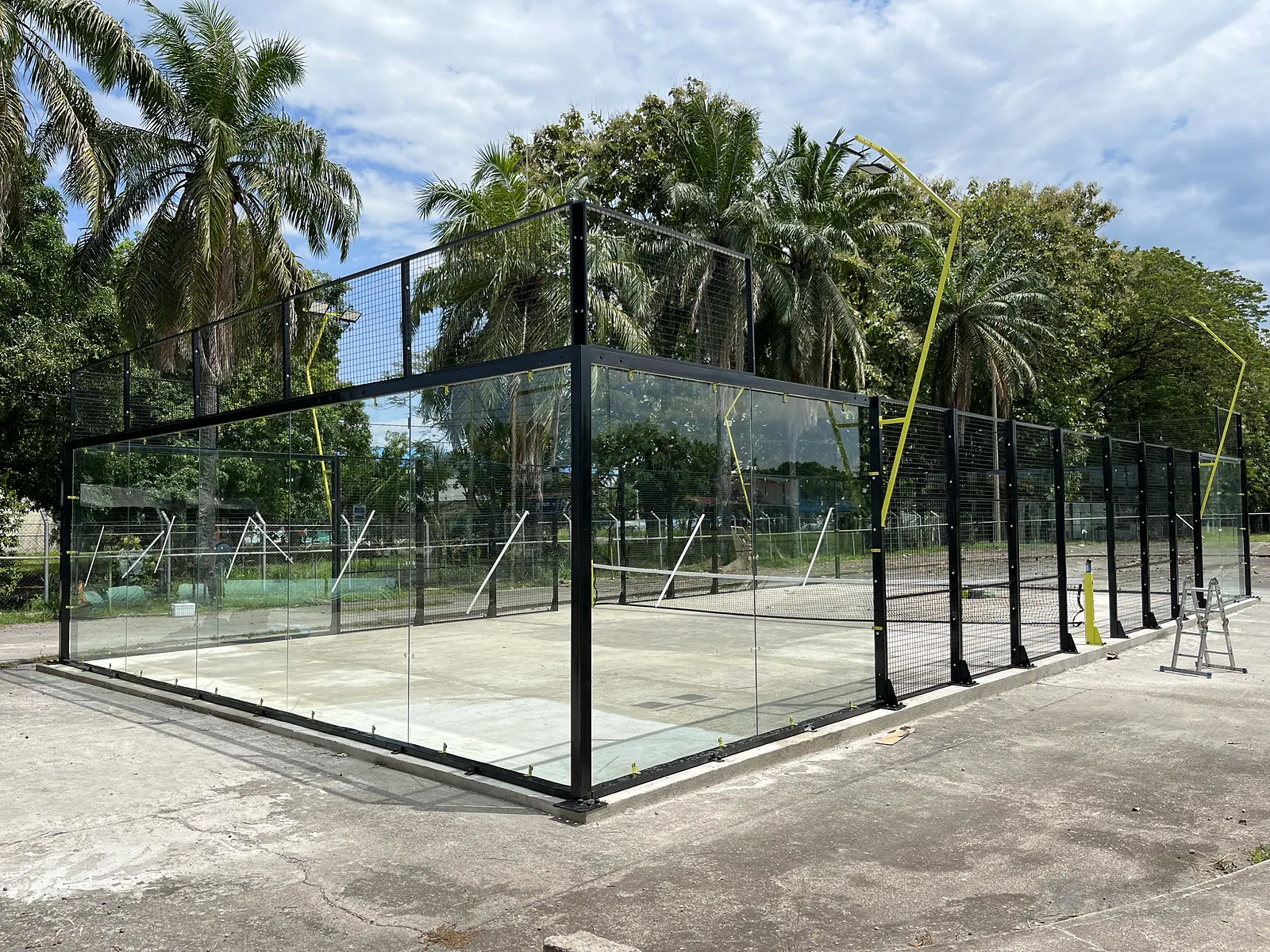 Montaje de la estructura de una cancha de pádel