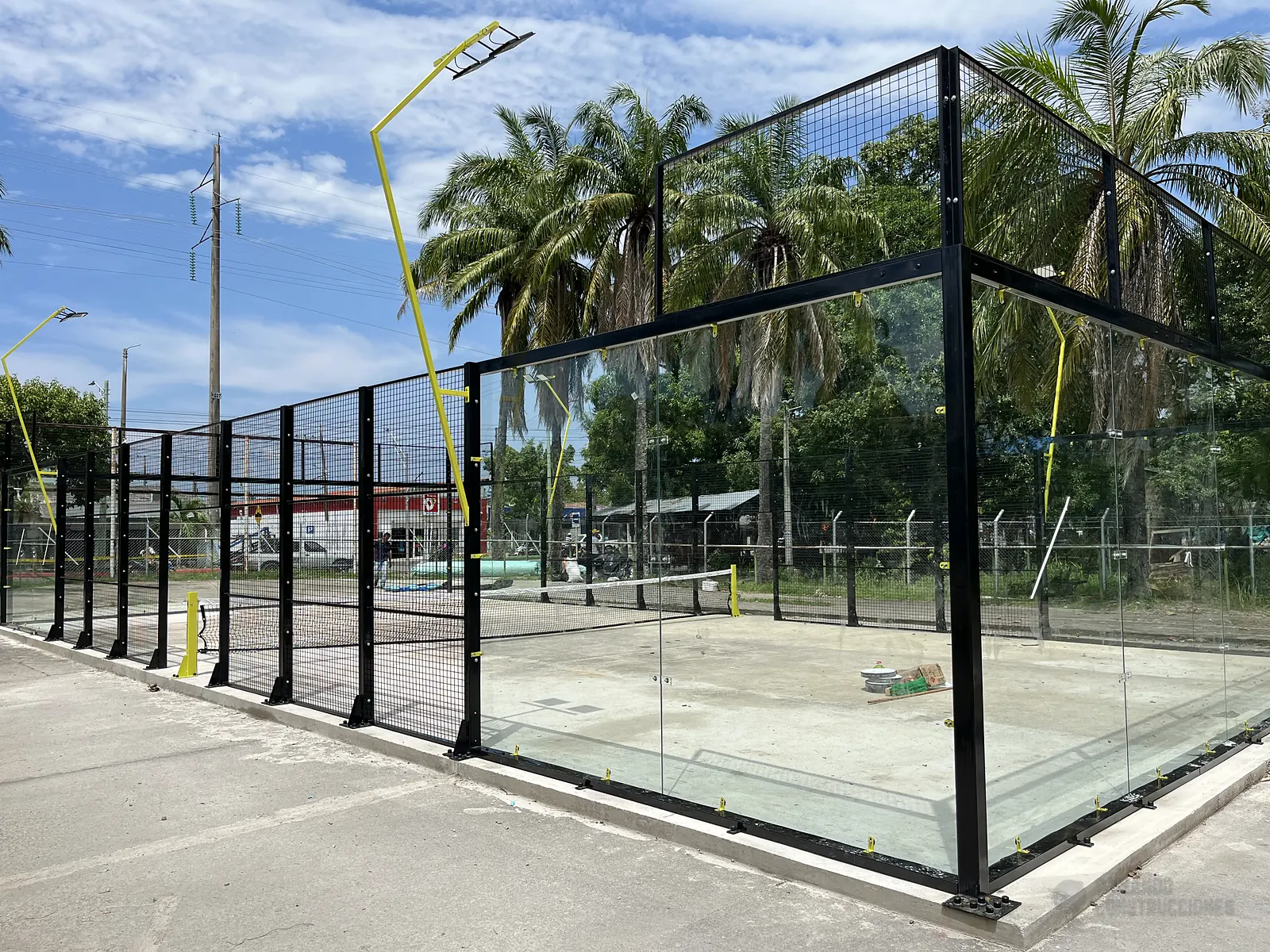 Instalación de los vidrios templados de una cancha de pádel