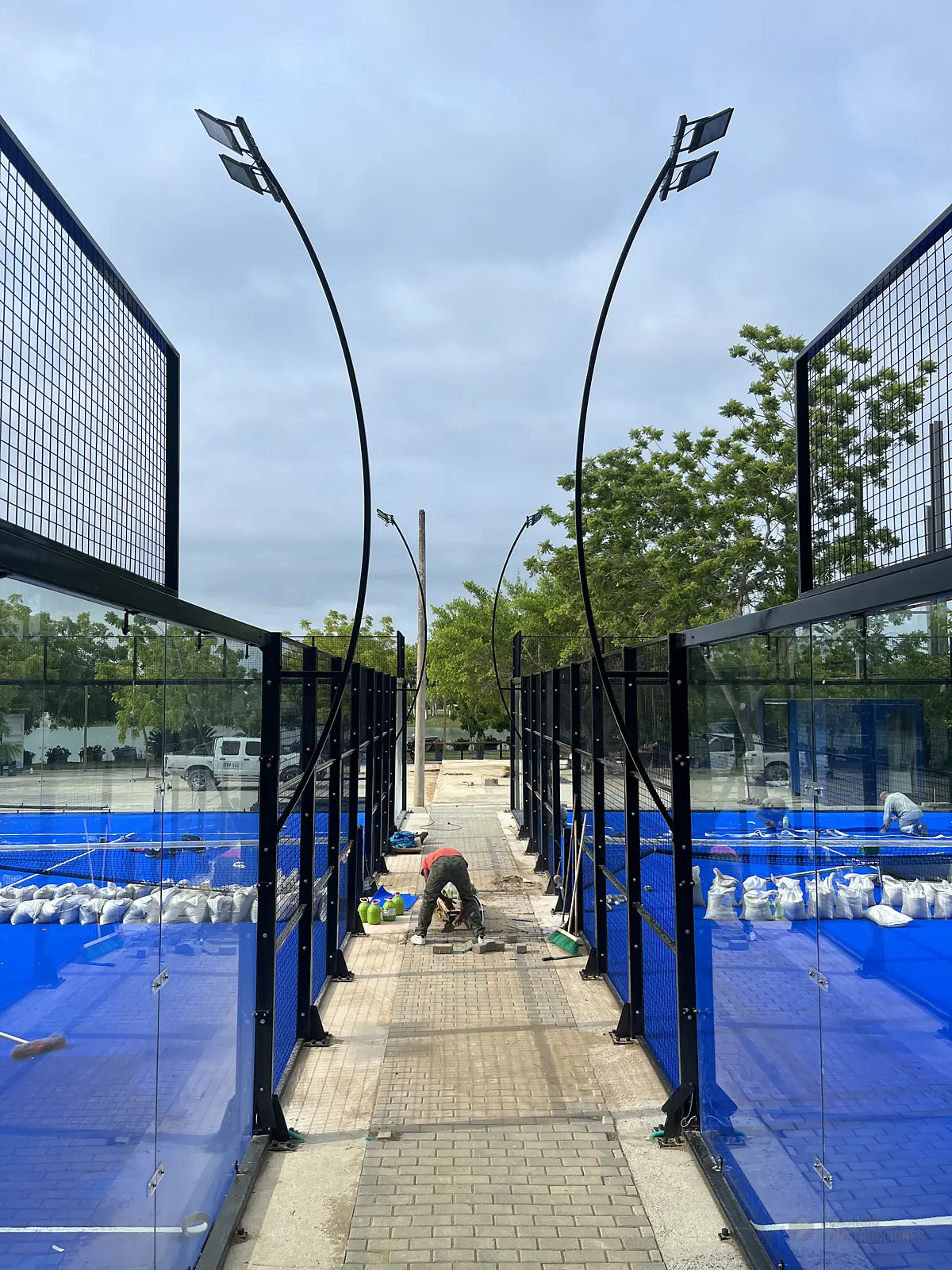 Instalación de una cancha de pádel por Comando Construcciones