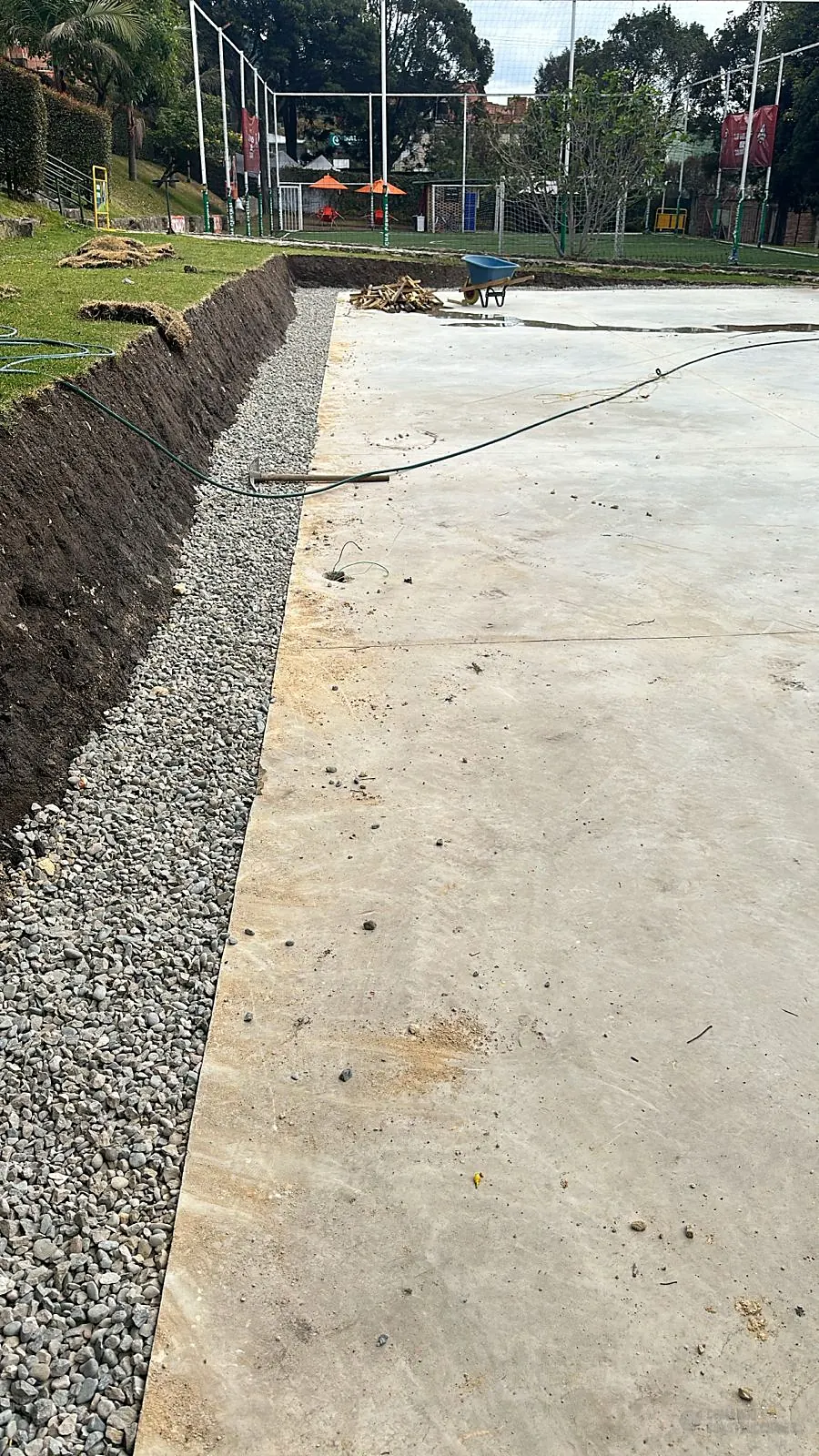 Preparación del terreno para la losa de una cancha de pádel