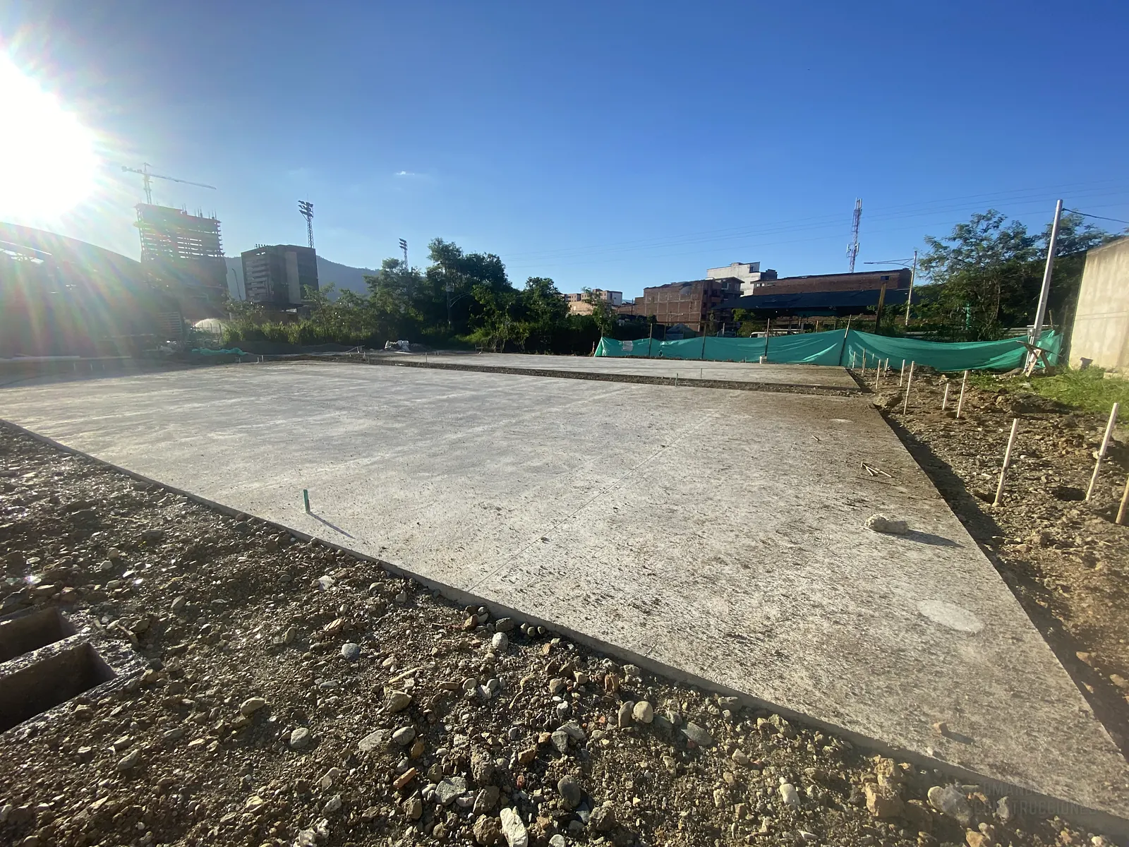Acabado de la losa de concreto de una cancha de pádel