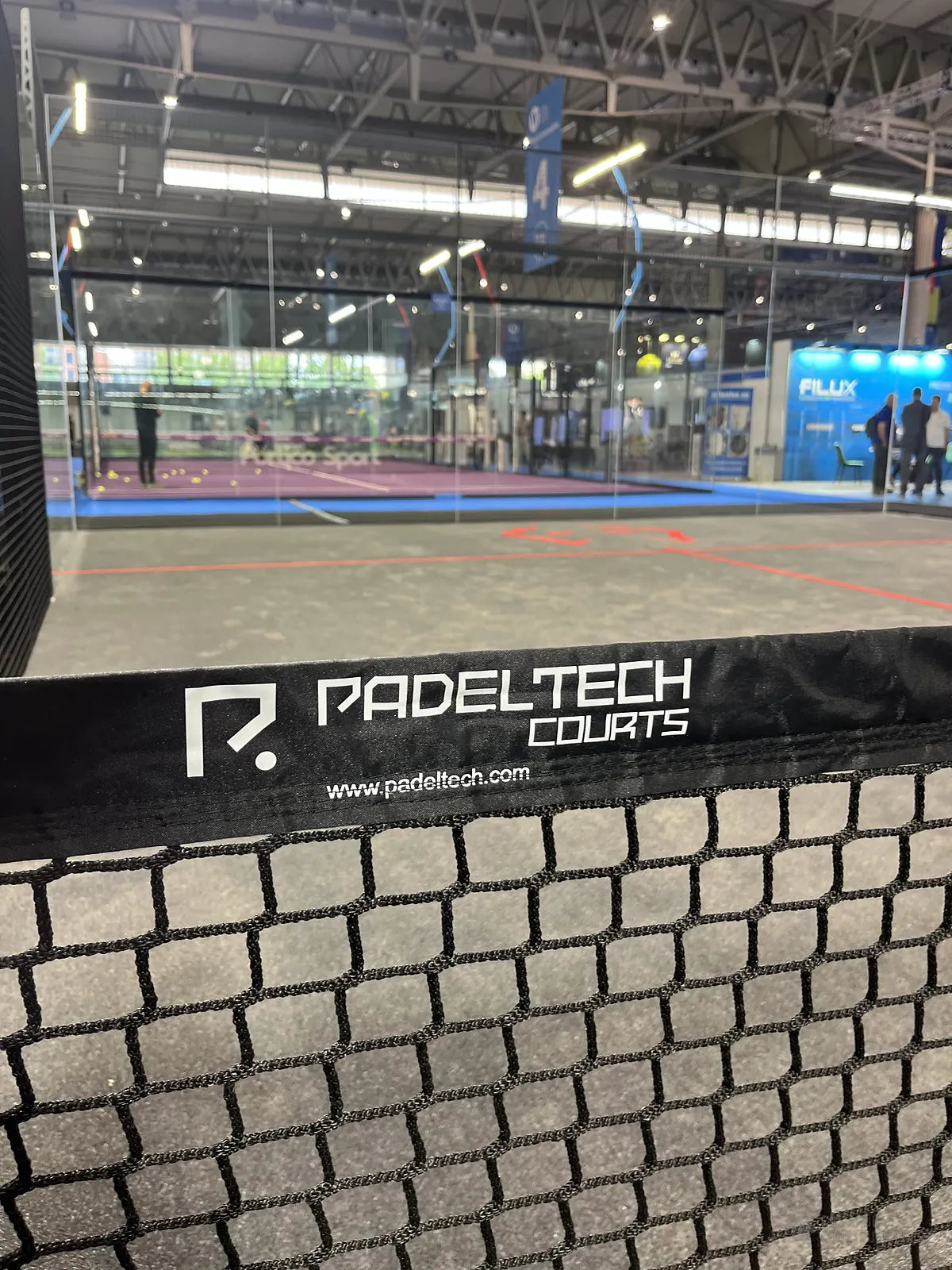 Stand de fabricantes en el Padel World Summit 2025