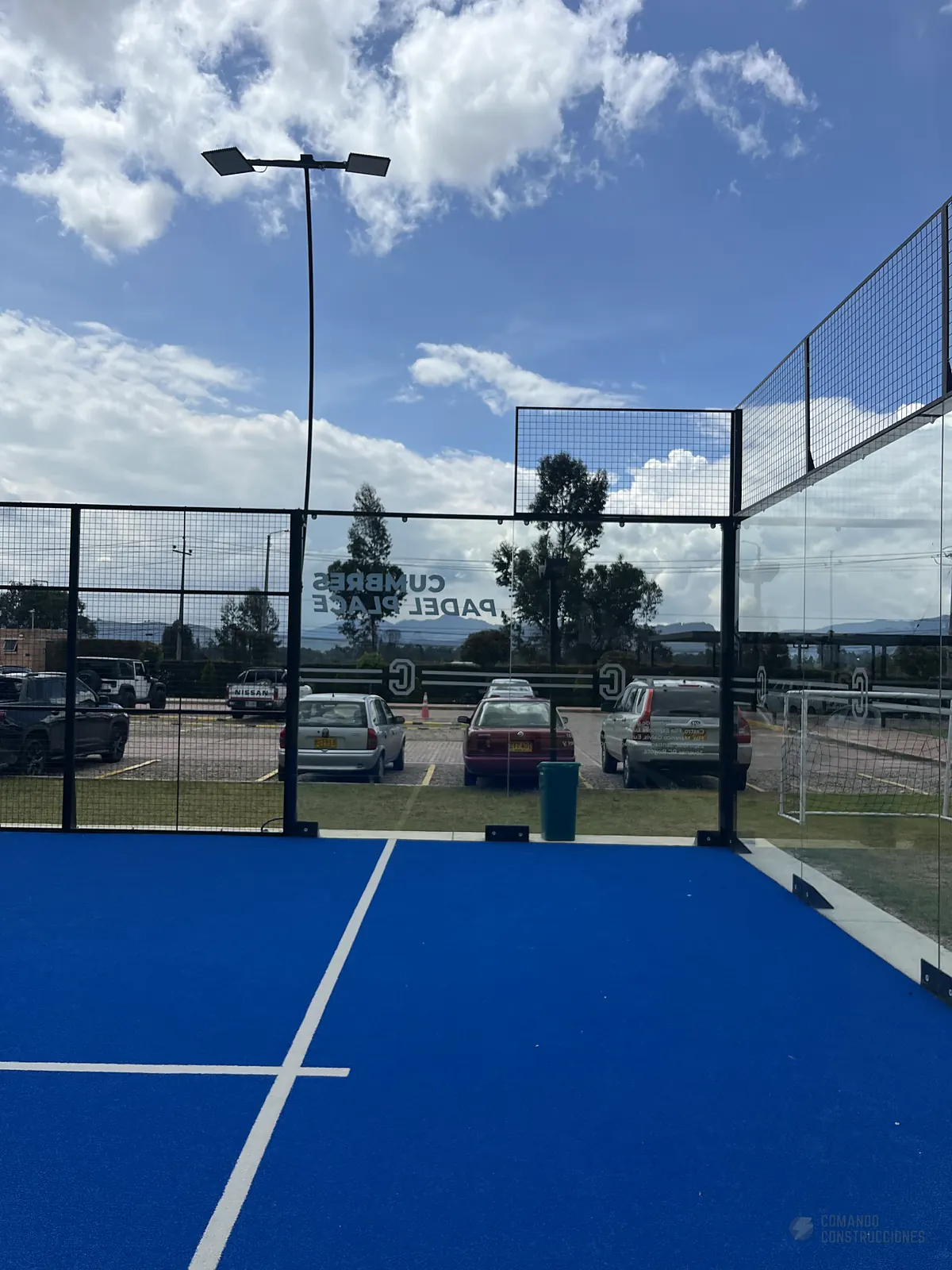Vidrio templado roto de una cancha de pádel antes del reemplazo