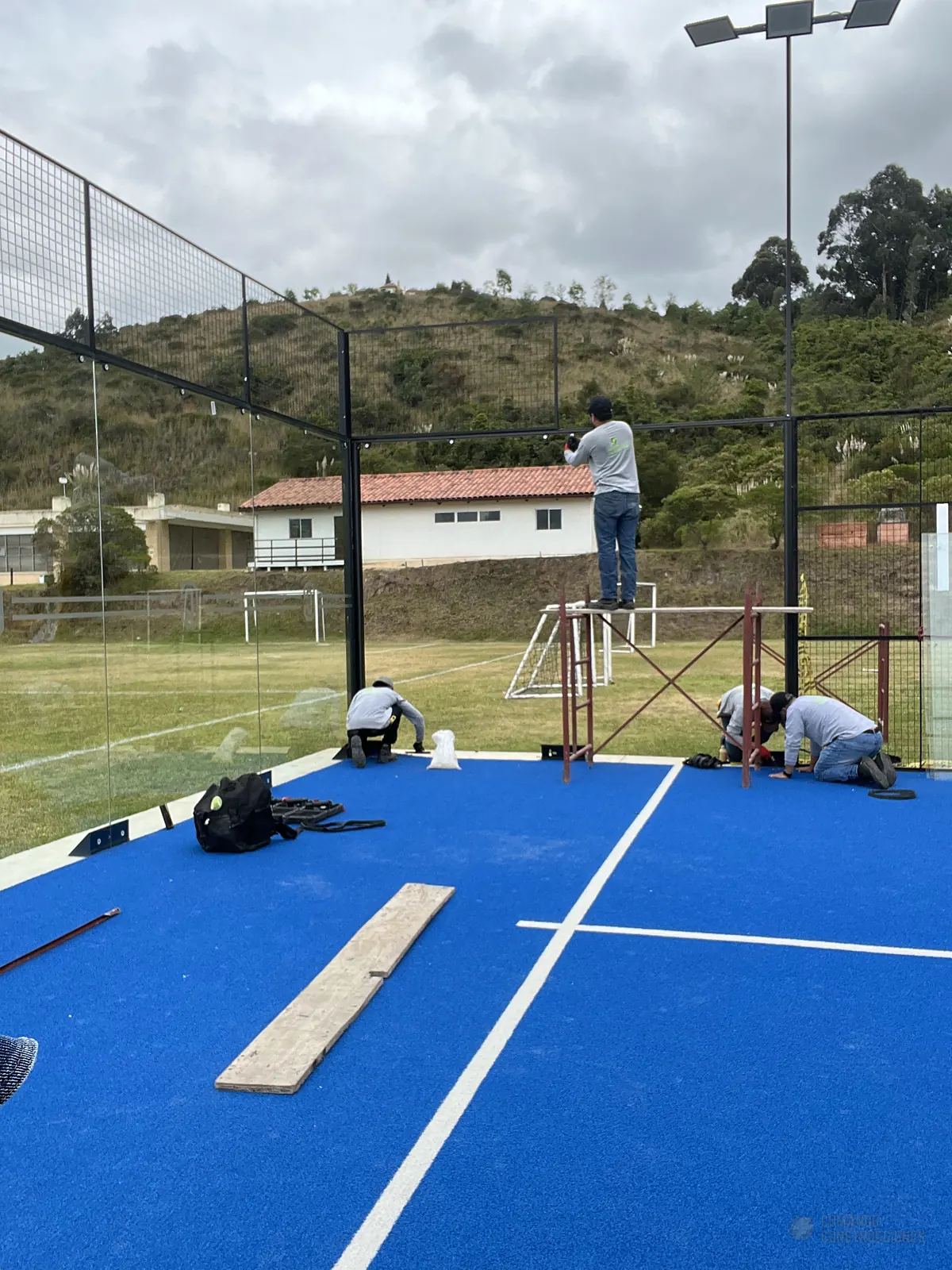 Instalación del vidrio templado nuevo en una cancha de pádel