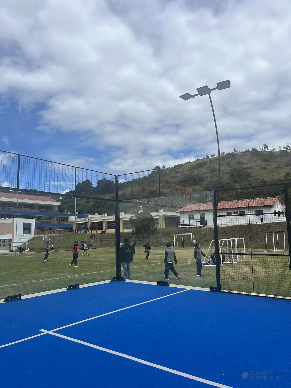 Reemplazo de un vidrio templado en una cancha de pádel