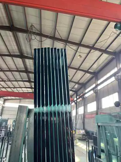 Instalación de los vidrios templados de una cancha de pádel
