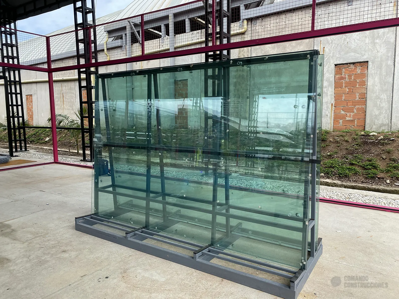 Muro de vidrio templado de una cancha de pádel