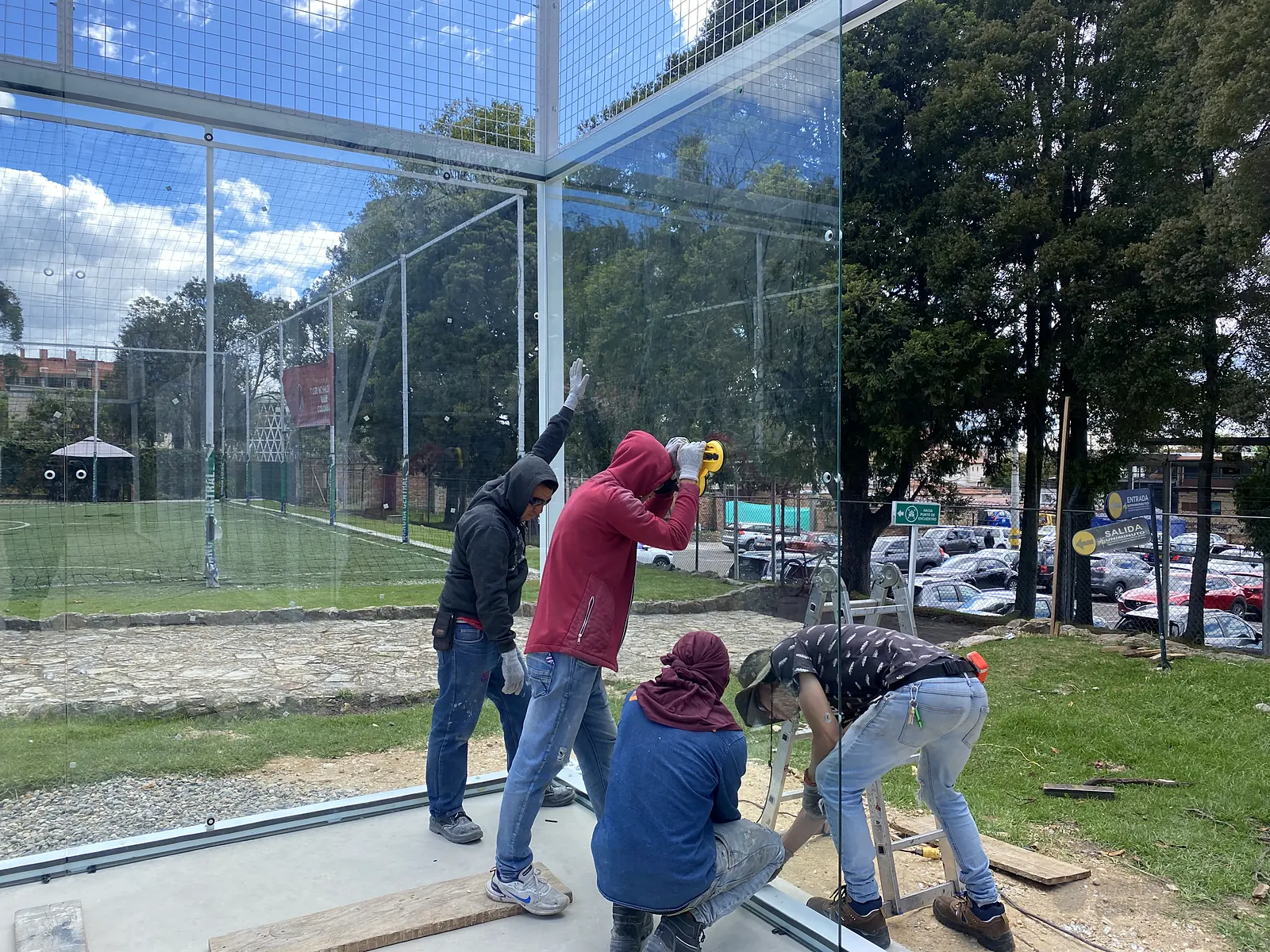 Instalación de los vidrios templados de una cancha de pádel