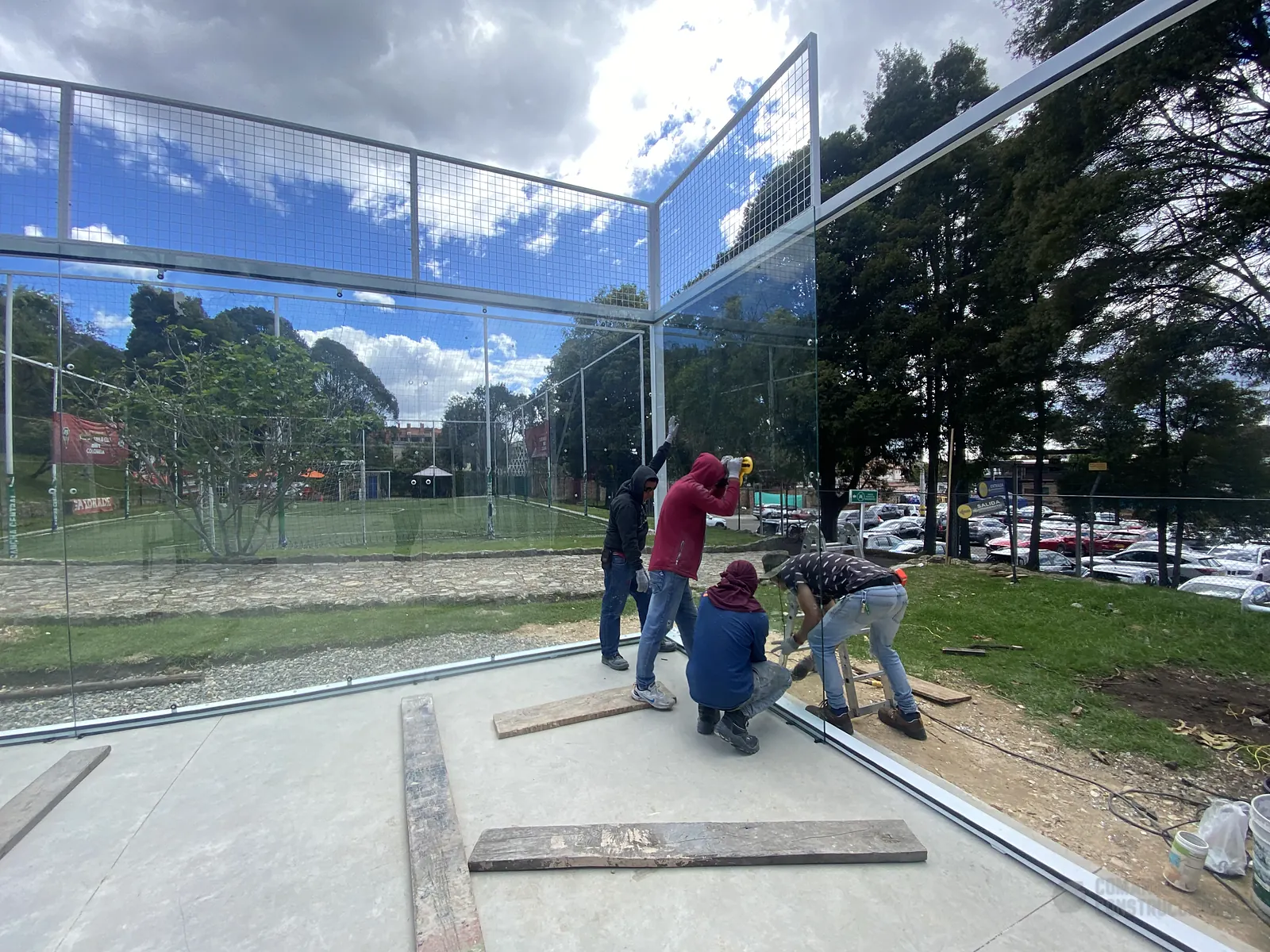 Herrajes de sujeción del vidrio templado de una cancha de pádel