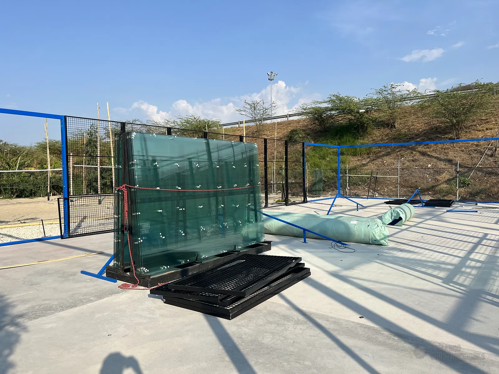 Instalación de los vidrios templados de una cancha de pádel