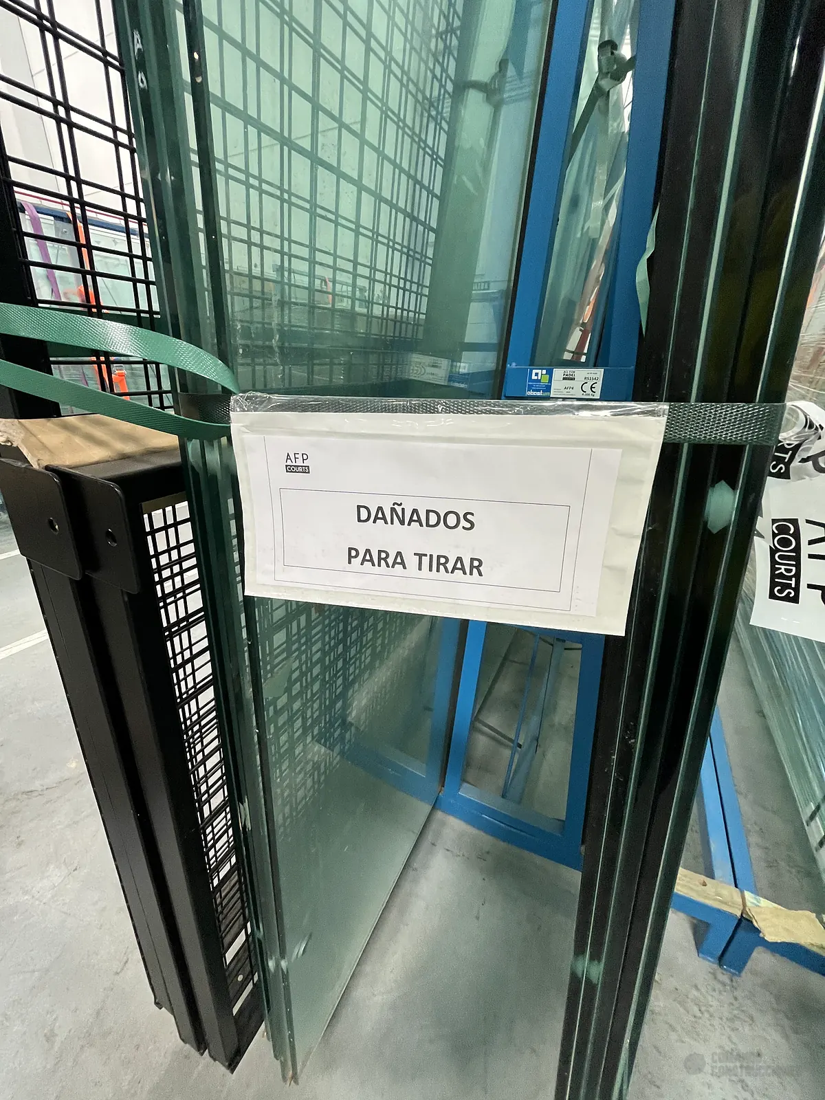 Herrajes de sujeción del vidrio templado de una cancha de pádel
